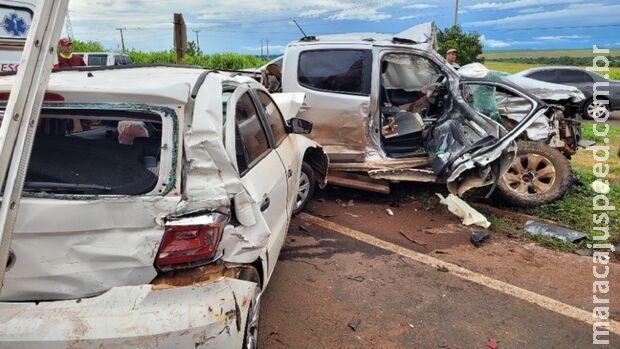 Batida envolvendo carros e carreta deixa dois feridos na BR-163, em São Gabriel do Oeste