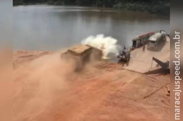Caminhão desgovernado cai no rio Xingu e motorista pula para se salvar Caminhão desgovernado cai no rio Xingu e motorista pula para se salvar