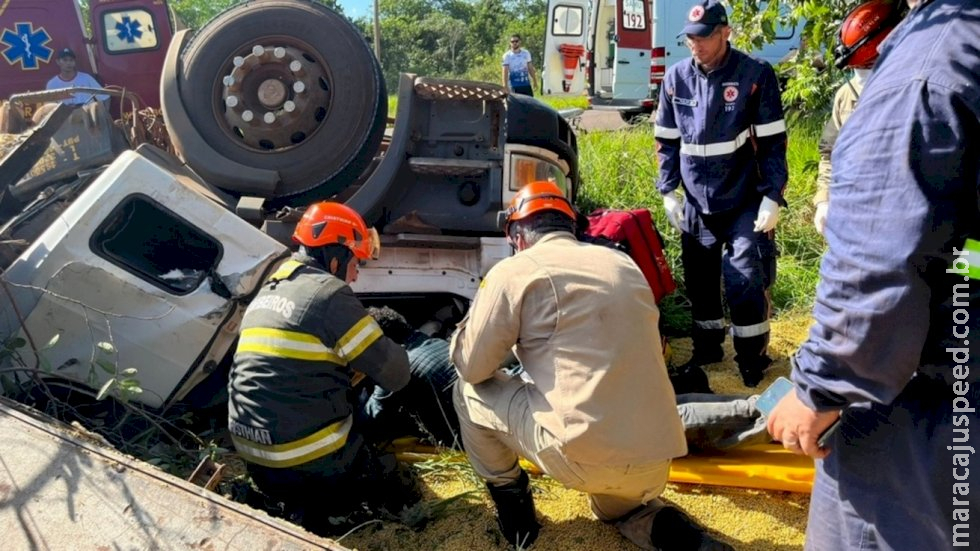 Carreta carregada com 32 toneladas de soja capota na MS-162 em Sidrolândia Carreta carregada com 32 toneladas de soja capota na MS-162 em Sidrolândia