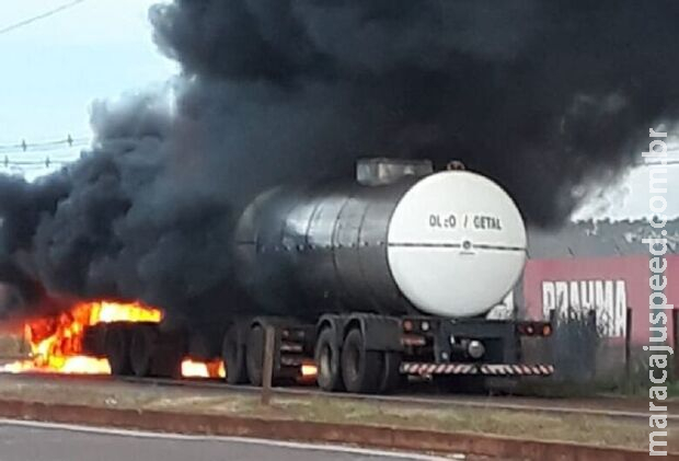 Carreta com óleo vegetal pega fogo na BR-163 em Dourados Carreta com óleo vegetal pega fogo na BR-163 em Dourados