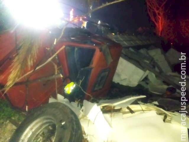 Carreta tomba após colisão, motorista tem braço amputado e morre na BR-262 Carreta tomba após colisão, motorista tem braço amputado e morre na BR-262
