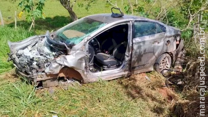 Carro bate em caminhão e quatro passageiros ficam presos às ferragens em Inocência Carro bate em caminhão e quatro passageiros ficam presos às ferragens em Inocência