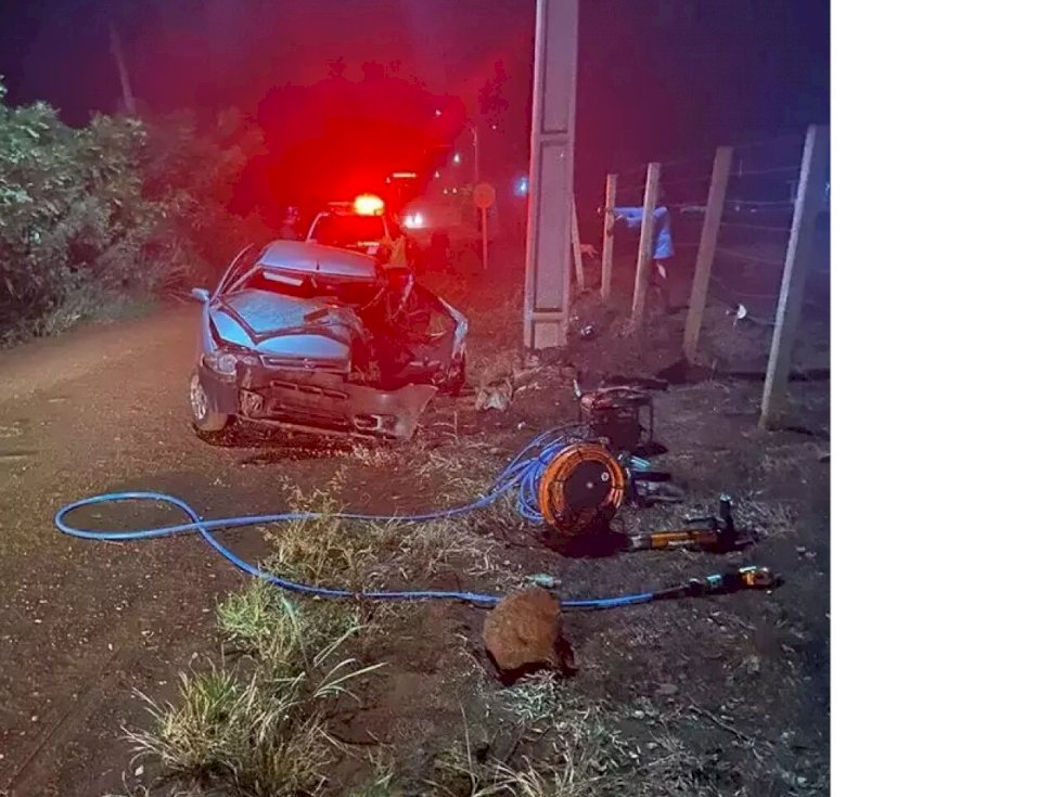 Carro bate em poste e duas mulheres ficam presas às ferragens em Rio Brilhante