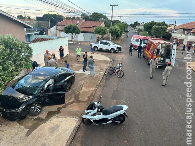 Carro com família é atingido por caminhonete e bate em árvore em Três Lagoas Carro com família é atingido por caminhonete e bate em árvore em Três Lagoas