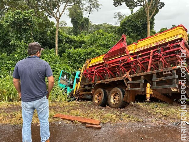 Choque entre veículos deixa caminhão pendurado em barranco na BR-163