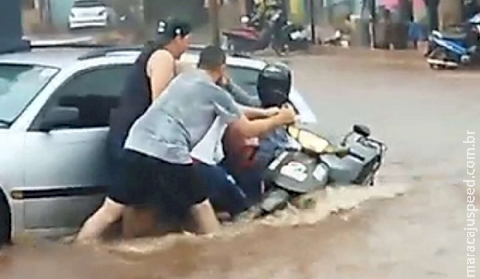 Chuva de mais de 90 milímetros causa inundações em ruas de Ponta Porã e Pedro Juan