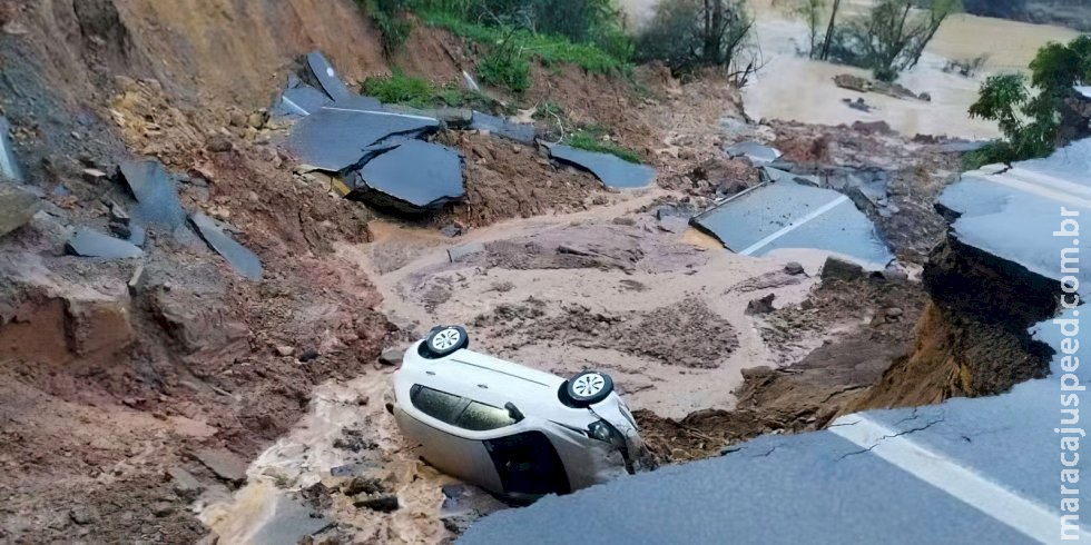 Chuvas abrem cratera e interditam trecho da BR-470, em Santa Catarina Chuvas abrem cratera e interditam trecho da BR-470, em Santa Catarina