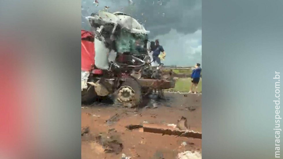 Colisão entre caminhões deixa um morto na BR-163 Colisão entre caminhões deixa um morto na BR-163