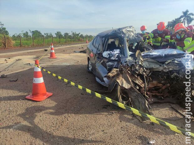 Dois morrem em acidente entre carreta e carro em Campo Grande Dois morrem em acidente entre carreta e carro em Campo Grande