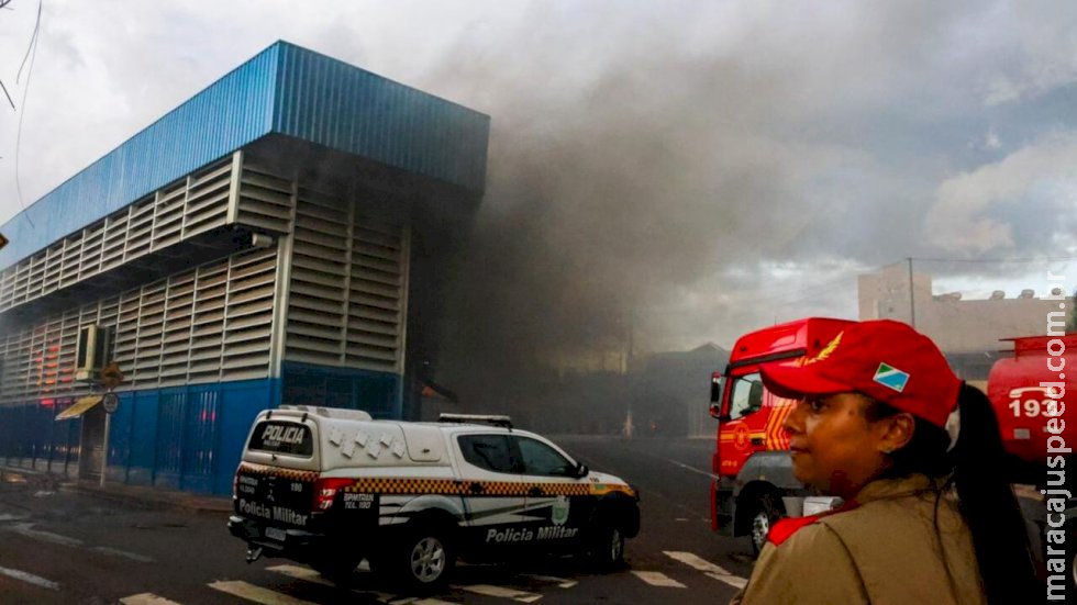 Explosão de celular pode ter iniciado incêndio que destruiu 6 boxes do Camelódromo de Campo Grande