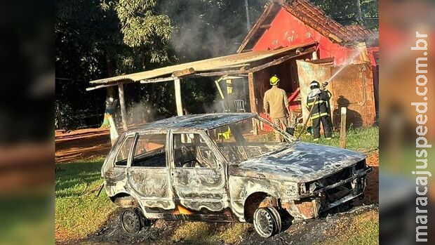 Fogo destrói carro e casa noturna em Ribas do Rio Pardo