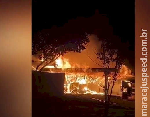 Fogo devasta mansão que estava em obra em condomínio de luxo em Dourados Fogo devasta mansão que estava em obra em condomínio de luxo em Dourados