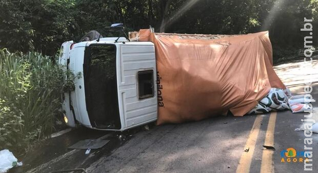 Freio falha e caminhão carregado de ração tomba na Serra da Alegria, em Rio Verde Freio falha e caminhão carregado de ração tomba na Serra da Alegria, em Rio Verde