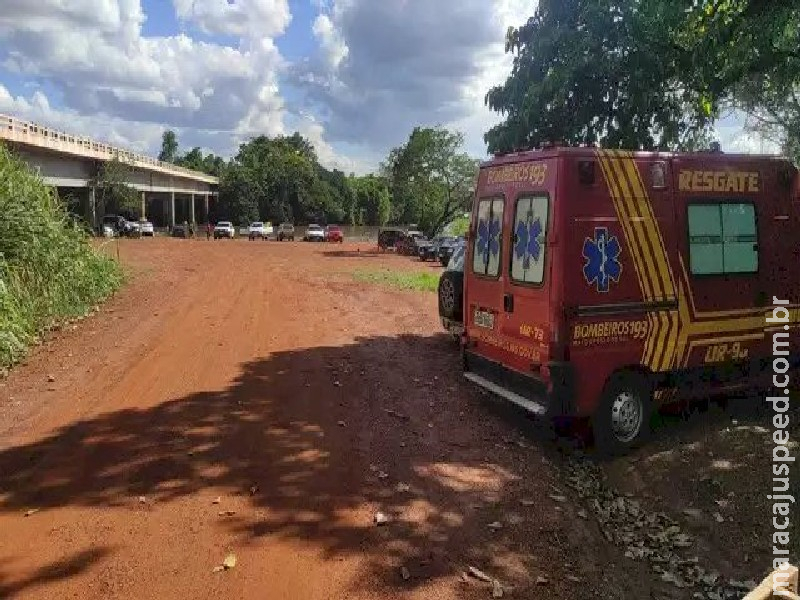 Homem abandona carro, pula de ponte e desaparece em rio