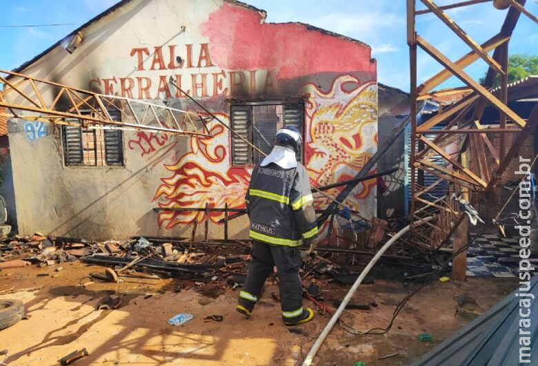 Homem é assassinado a facadas e tem casa incendiada após crime