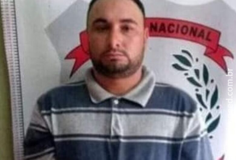 Homem é encontrado morto em caminhonete com mais de 300 marcas de tiros Homem é encontrado morto em caminhonete com mais de 300 marcas de tiros