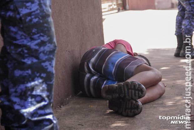 Homem é socorrido ensanguentado após apanhar de 4 homens em briga por mulher Homem é socorrido ensanguentado após apanhar de 4 homens em briga por mulher