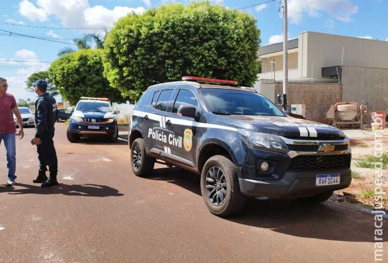 Homem que sofreu atentado foi atingido por 13 tiros e suspeitos abandonaram veículo na fuga Homem que sofreu atentado foi atingido por 13 tiros e suspeitos abandonaram veículo na fuga