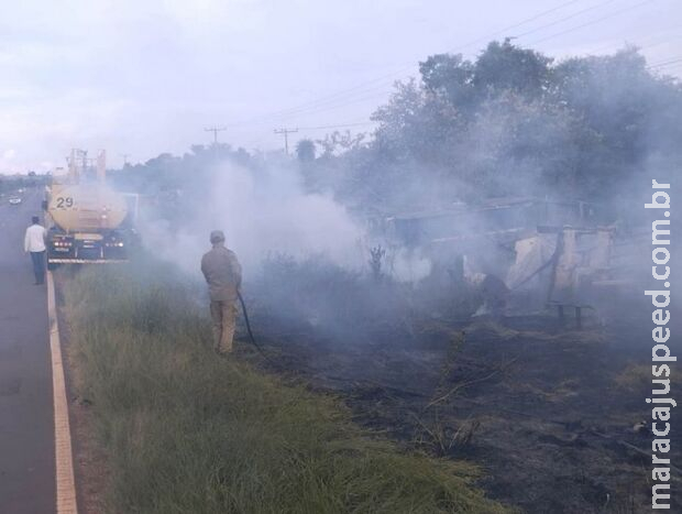 Incêndio destrói barracos e parte de vegetação às margens da MS-141, em Ivinhema