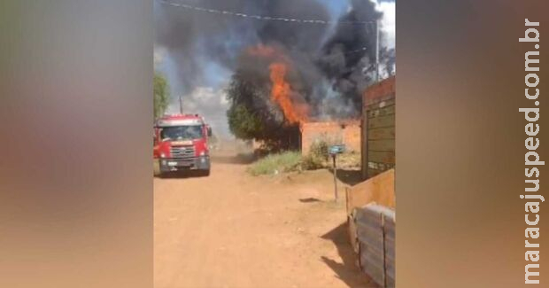 Incêndio que começou em terreno baldio destrói casa no Rivieira Park Incêndio que começou em terreno baldio destrói casa no Rivieira Park
