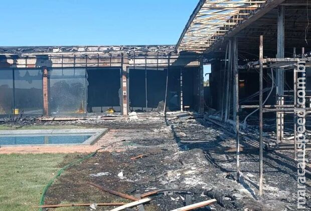 Incêndio toma conta e destrói prédio em fase final de construção em Dourados Incêndio toma conta e destrói prédio em fase final de construção em Dourados