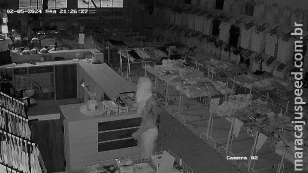 Ladrão é flagrado invadindo loja de roupas e é preso em Iguatemi
