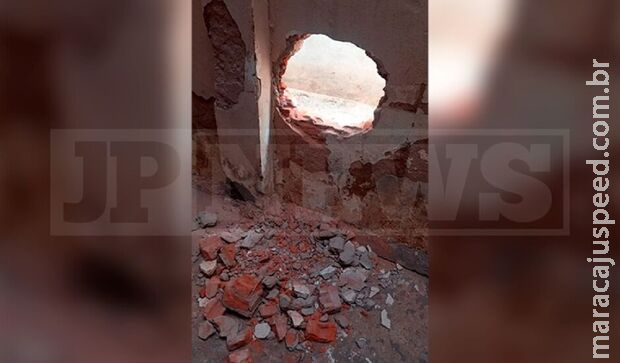 Ladrões quebram parede e levam R$ 70 mil de loja de eletrodomésticos em Três Lagoas Ladrões quebram parede e levam R$ 70 mil de loja de eletrodomésticos em Três Lagoas