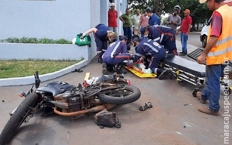 Motociclista de 22 anos fica em estado gravíssimo ao ser atingida por caminhão em Dourados Motociclista de 22 anos fica em estado gravíssimo ao ser atingida por caminhão em Dourados