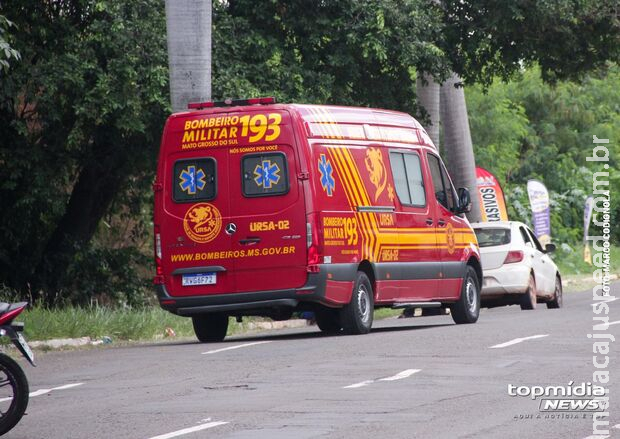 Motociclista é fechado, bate em carro e quebra o braço na Ernesto Geisel Motociclista é fechado, bate em carro e quebra o braço na Ernesto Geisel