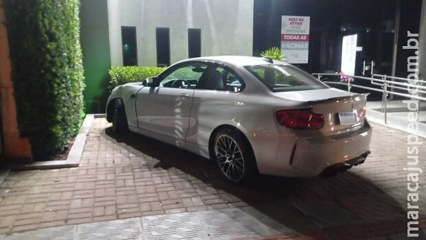 Motorista abandona BMW após bater em poste no Chácara Cachoeira Motorista abandona BMW após bater em poste no Chácara Cachoeira