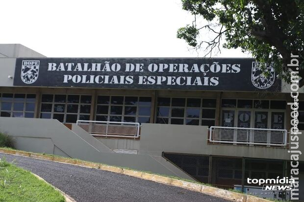Motorista bate de propósito em viatura e policial fica em estado grave