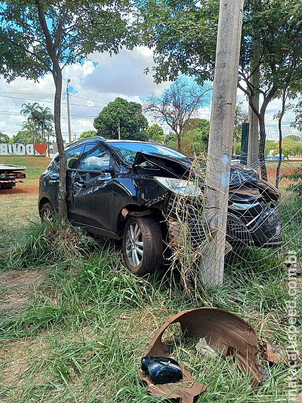 Motorista embriagado arranca coqueiros e destrói cerca de parque em Dourados Motorista embriagado arranca coqueiros e destrói cerca de parque em Dourados