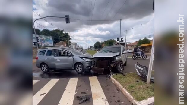 Motorista fura sinal e bate carro 0 km na Marques de Pombal