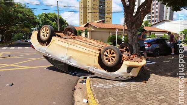 Motorista invade a preferencial, bate em outro carro e capota em Dourados Motorista invade a preferencial, bate em outro carro e capota em Dourados