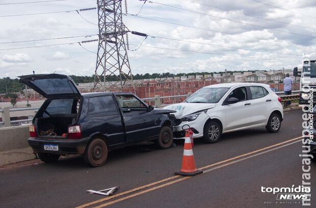 Motorista invade pista e causa batida entre carros em viaduto do Residencial Dahma