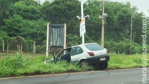 Motorista não vê radar, freia carro com tudo e cai em valeta em Batayporã