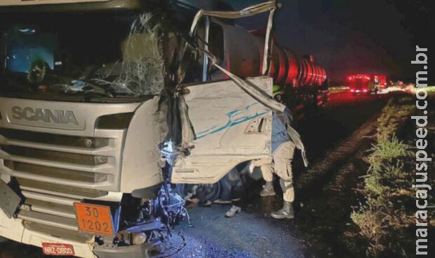 Motorista perde braço em acidente entre carretas na BR-060 Motorista perde braço em acidente entre carretas na BR-060