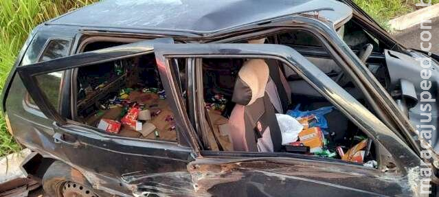 Motorista perde controle, carro capota e é abandonado com contrabando na BR-267