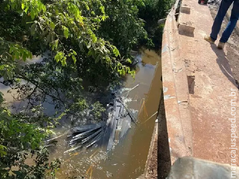 Motorista perde controle da direção e semirreboque de carreta cai em rio Motorista perde controle da direção e semirreboque de carreta cai em rio