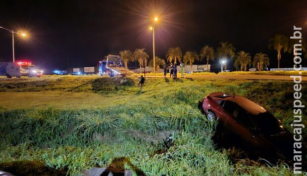 Motorista perde controle de carro e cai em canal pluvial em Chapadão do Sul