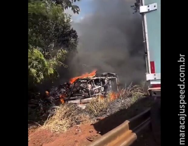 Ocupantes de Hilux morreram queimados em batida com caminhão na BR-163 Ocupantes de Hilux morreram queimados em batida com caminhão na BR-163