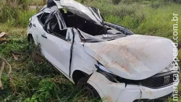Pneu estoura, carro capota e motorista fica gravemente ferido em Água Clara Pneu estoura, carro capota e motorista fica gravemente ferido em Água Clara