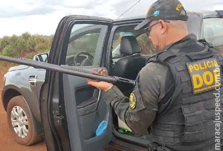 Polícia aborda homem em caminhonete e encontra espingada e munições Polícia aborda homem em caminhonete e encontra espingada e munições
