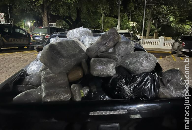 Polícia apreende maconha e cocaína em caminhão abandonado Polícia apreende maconha e cocaína em caminhão abandonado
