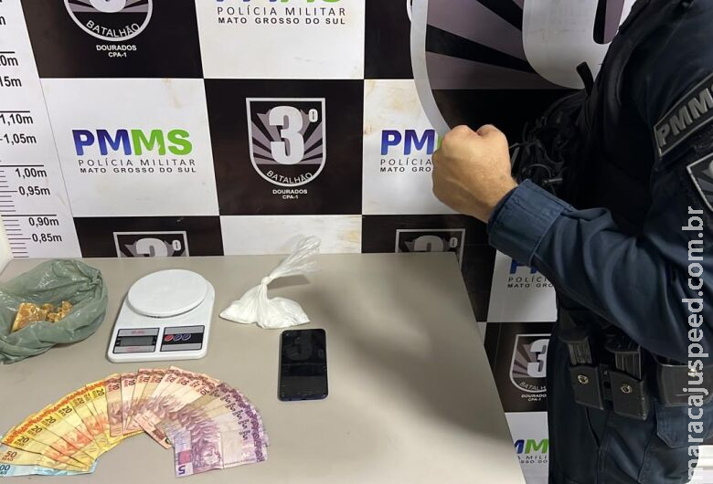Polícia prende dupla em flagrante com drogas próximo a escola Polícia prende dupla em flagrante com drogas próximo a escola