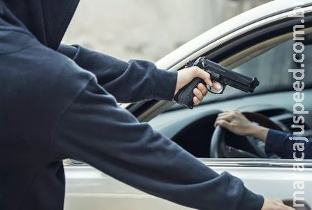 Portando uma arma de fogo, veículo saveiro e roubado por bandido em Dourados Portando uma arma de fogo, veículo saveiro e roubado por bandido em Dourados