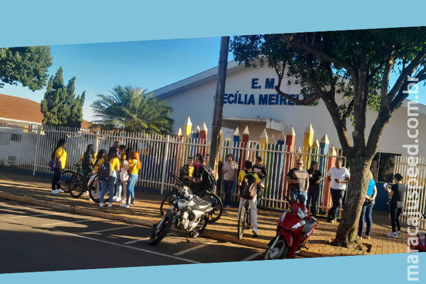 Professores de Chapadão do Sul paralisam atividades no primeiro dia de aula Professores de Chapadão do Sul paralisam atividades no primeiro dia de aula