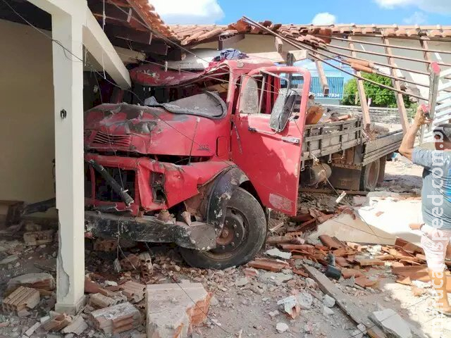 Sem freios, motorista perde controle de caminhão e derruba muros de duas casas em Coxim Sem freios, motorista perde controle de caminhão e derruba muros de duas casas em Coxim