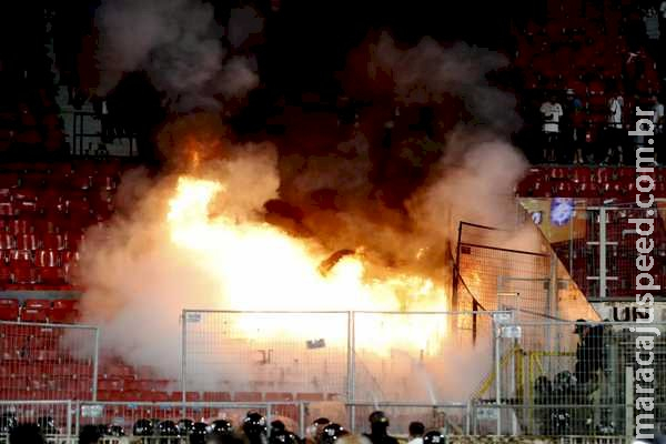 Supercopa do Chile é suspensa por violência e fogo no estádio