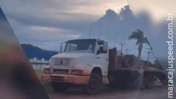 Trator cai de prancha de caminhão na BR-060,em Sidrolândia Trator cai de prancha de caminhão na BR-060,em Sidrolândia